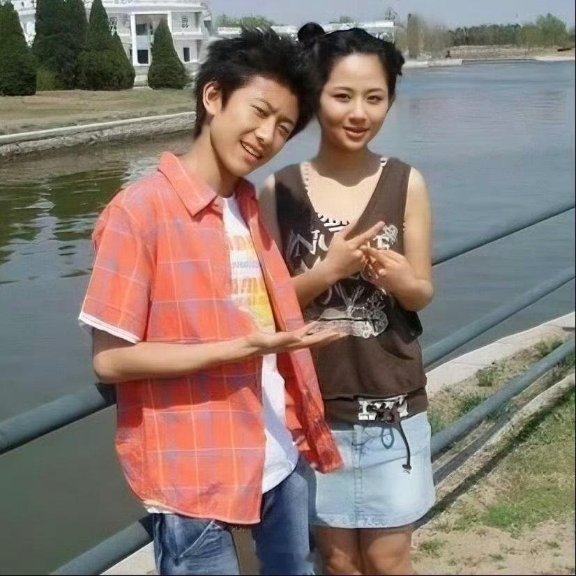 翻看杨紫和张一山的大一军训旧照，青涩模样满是青春气息。两人从家有儿女结缘，相伴相