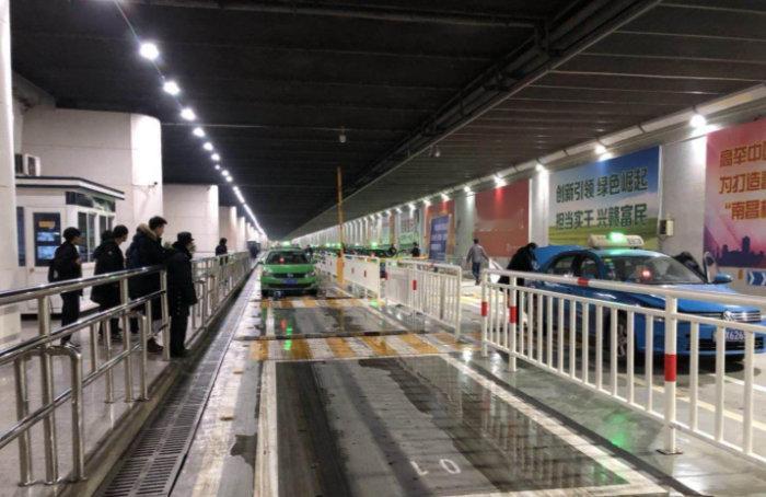 【南昌西站打车上车时间缩短至三分钟 】“五一”小长假即将开启，人们旅游、返乡的出