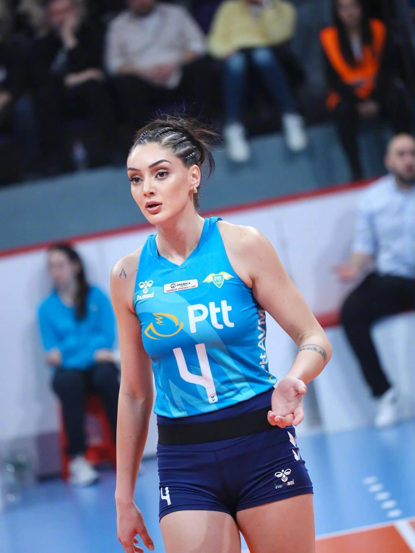 身高1.88米的00后土耳其女排运动员Melda Güler。 