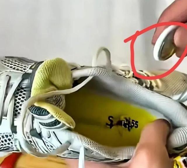 德国一名男子将内藏GPS追踪器的鞋子捐给红十字会，想看看它会被送到哪里。没想到，