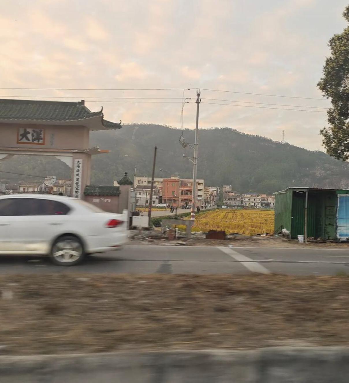 老家，昨天开车经过，在车内隔着玻璃拍了一张。看见老家近在咫尺，硬是没有停留，也不