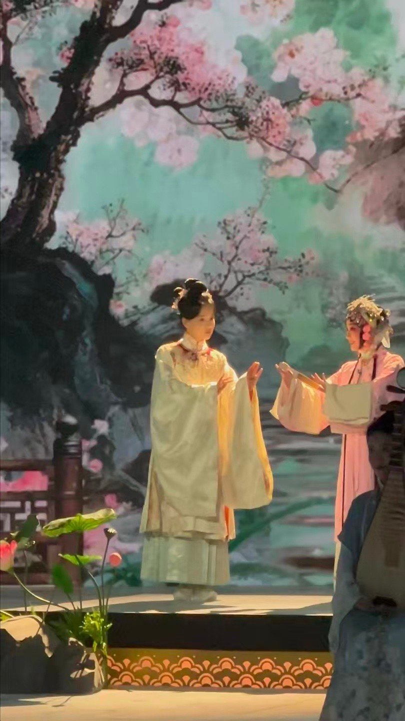 黄龄央视晚会路透带了3套造型  在吴桥录制非遗晚会，黄龄用三套造型演绎穿越时空的