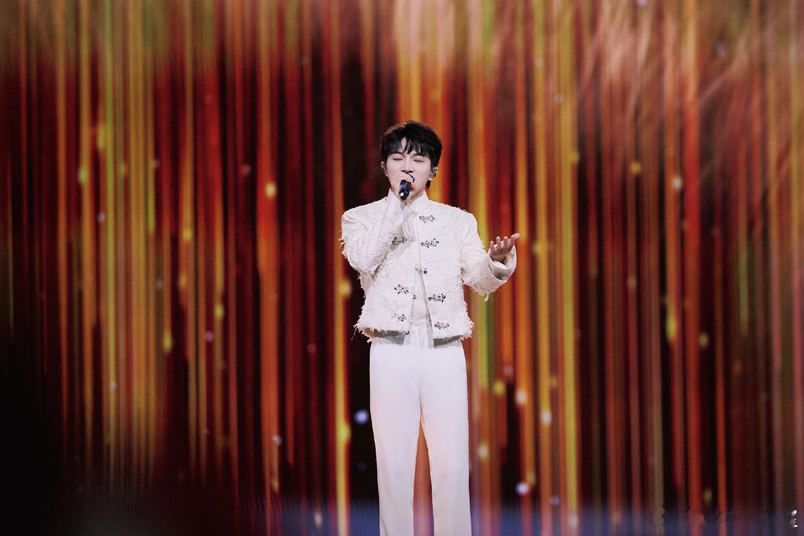 换哪个台都能看到周深从二次元唱到主流舞台，从温柔吟唱到炸场高音，周深今晚在各大卫