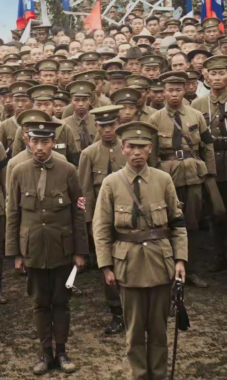 这张照片绝在哪里？

这是1925年东征，孙中山追悼大会合影！蒋介石和周恩来黄埔