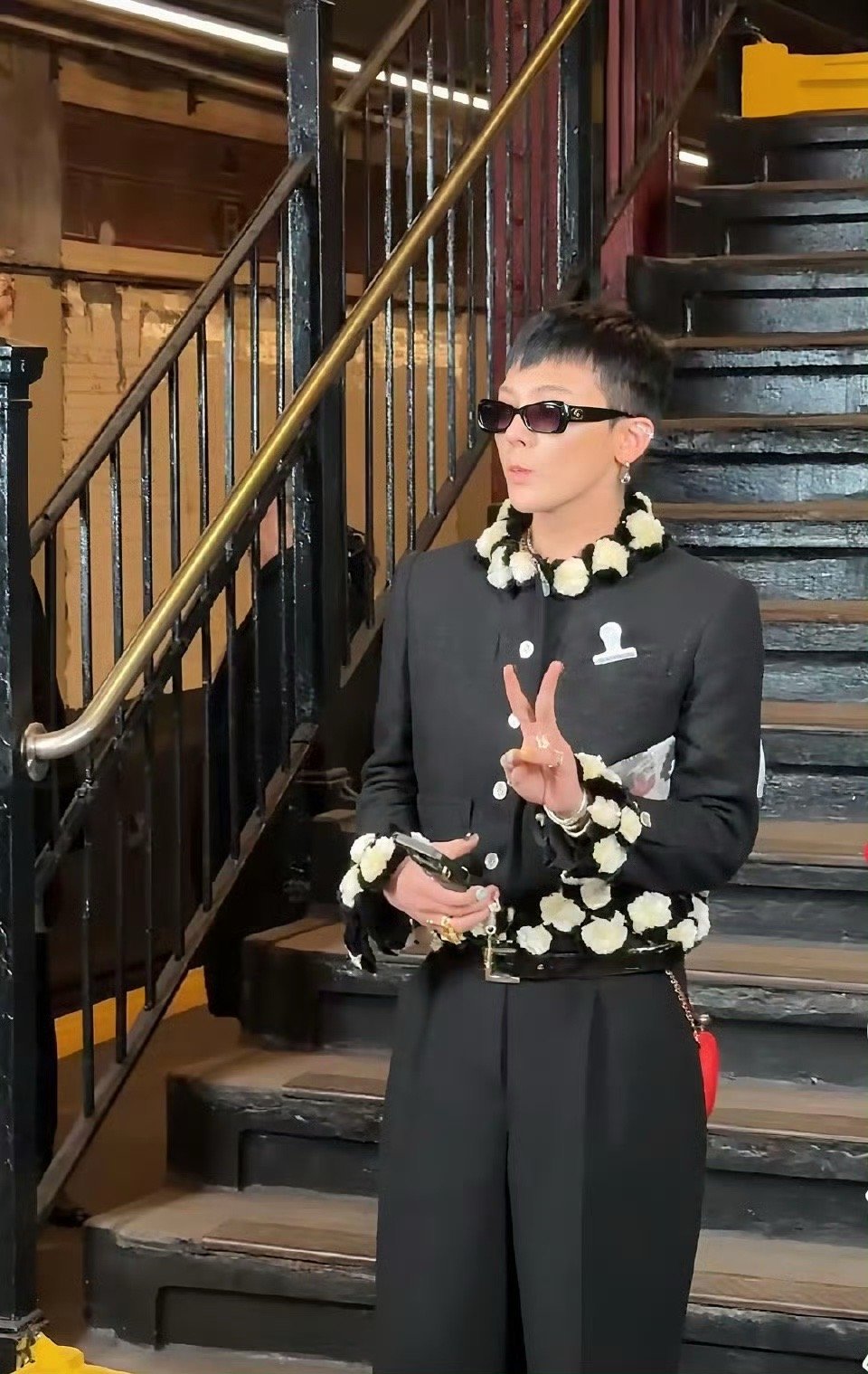 权志龙狗啃刘海杀回秀场权志龙新发型是十年前的神 纽约香奈儿大秀亮相！狗啃短发自带