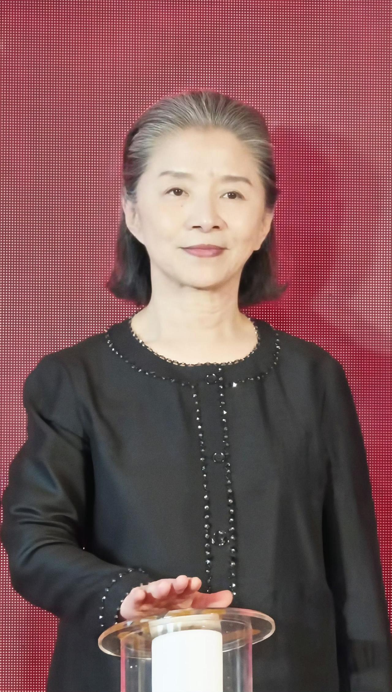 倪萍：蓬蓬，咱山东老乡在飞天奖现场碰上，今天你不拿也没关系，你那些戏早就长在观众
