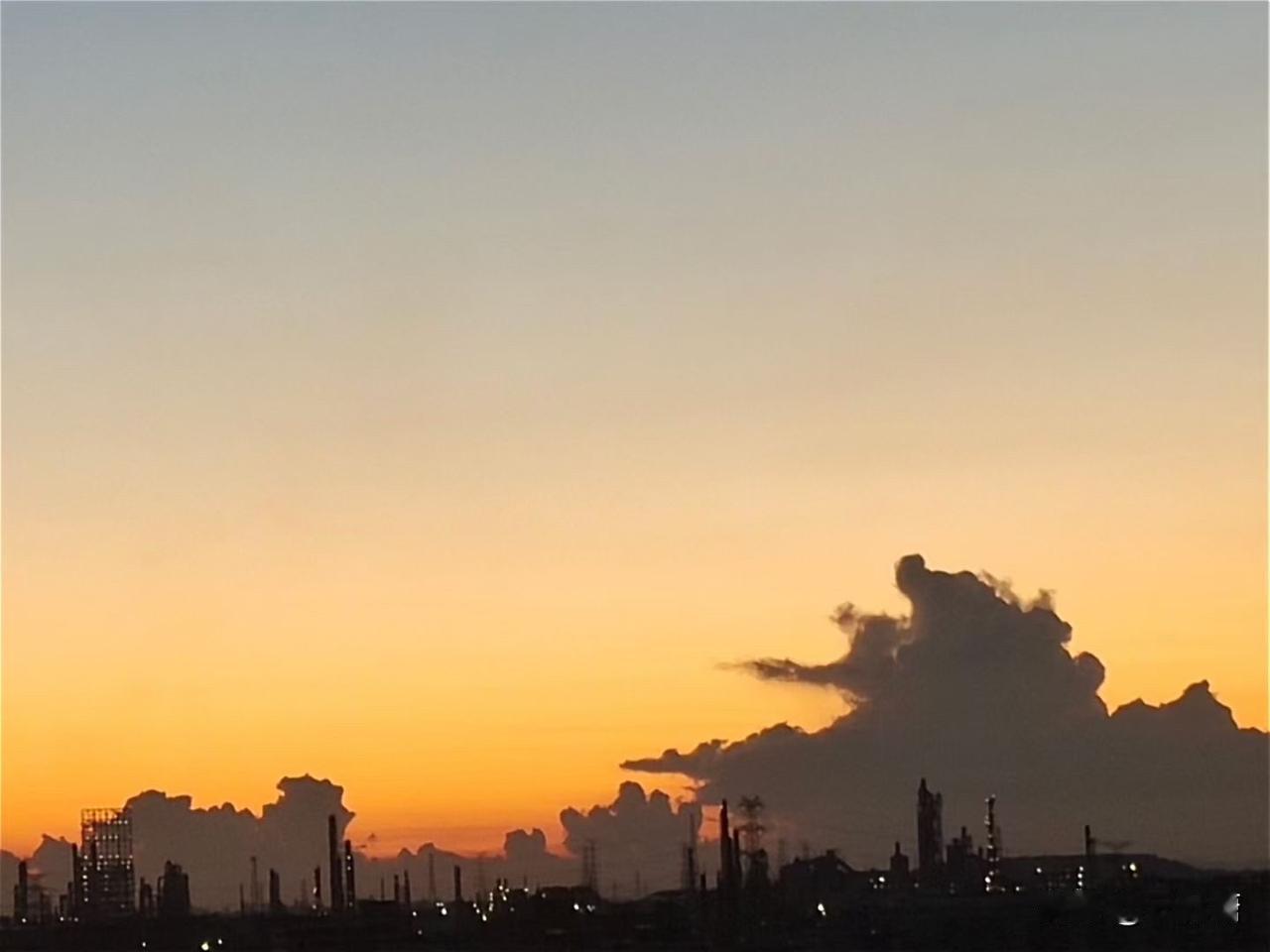 人过五十，确实会发现：
太闲，往往是家庭矛盾的根源，
甚至是一场潜在的祸事。
