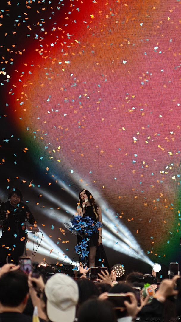 陈昊宇泡泡岛舞台陈昊宇也是在家门口唱上了 陈昊宇在泡泡岛的舞台，甜妹脸御姐神，反