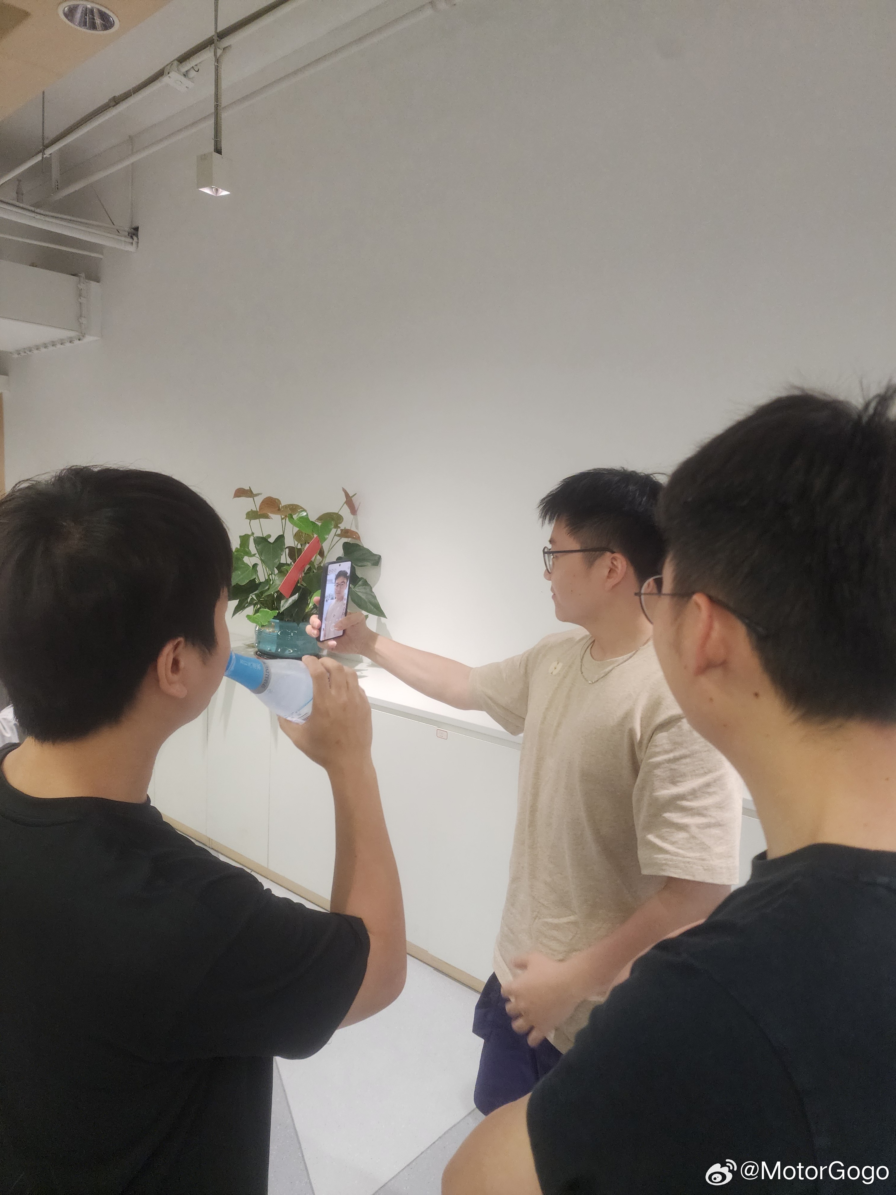 最近新发布了什么手机？？看同事们手机就行了，vivo X300Ultra，还有o