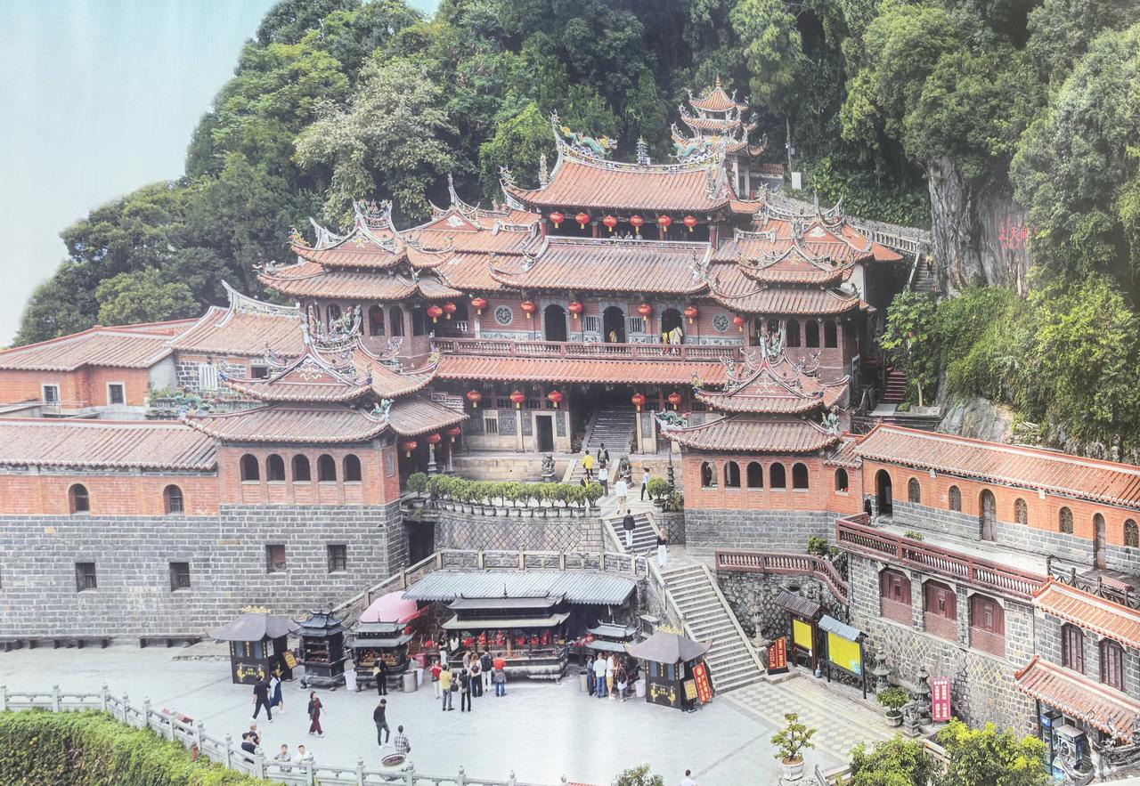 三上清水岩，上次漫步蓬莱胜境已是十年之前，重游旧地，再观枝枝向北，再洗清冽圣泉，