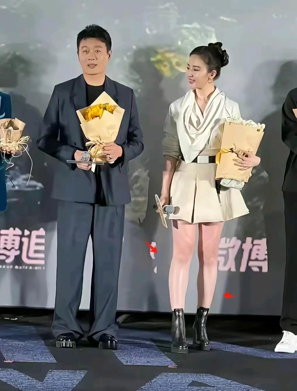 为什么那么多人说刘亦菲的腿太粗了？
她的身高配上这样的腿看着很和谐啊。微胖不正是