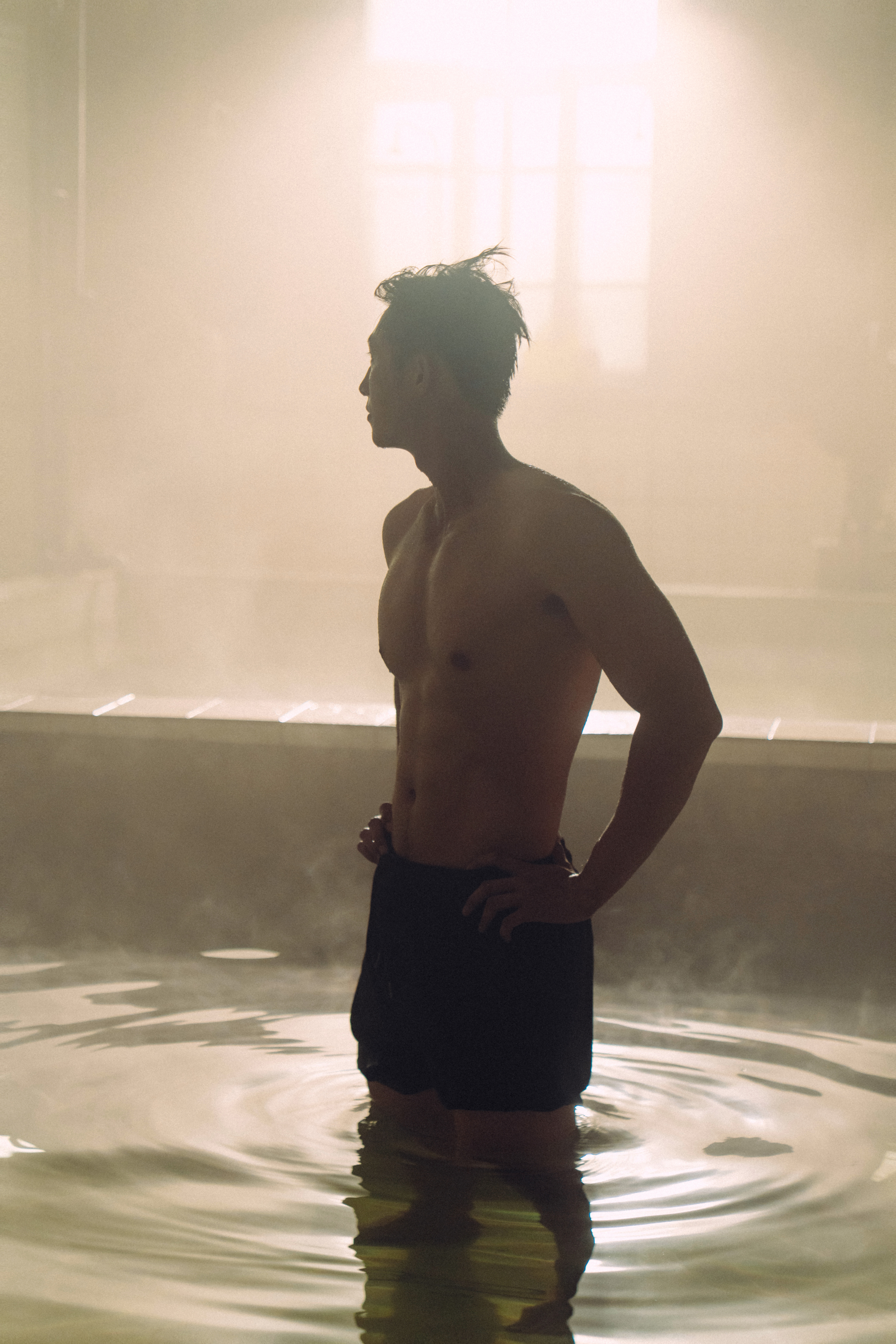 黄景瑜工作室发夜宵啦张小满澡堂侧拍！我猜它手里还有好多，每天晚上来一点啊！黄景瑜