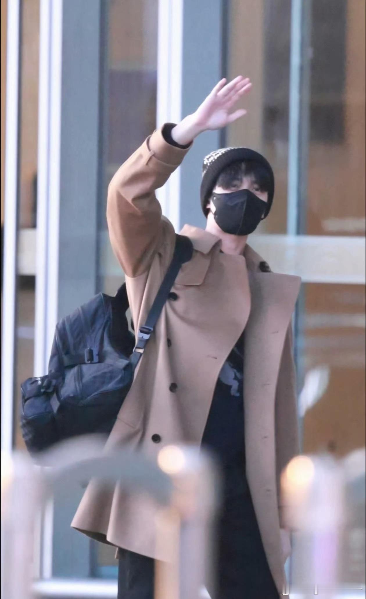 吴磊的书包是装了三室一厅吗吴磊的书包是自带“空间魔法”吧！啥都能往里塞，怕不是装