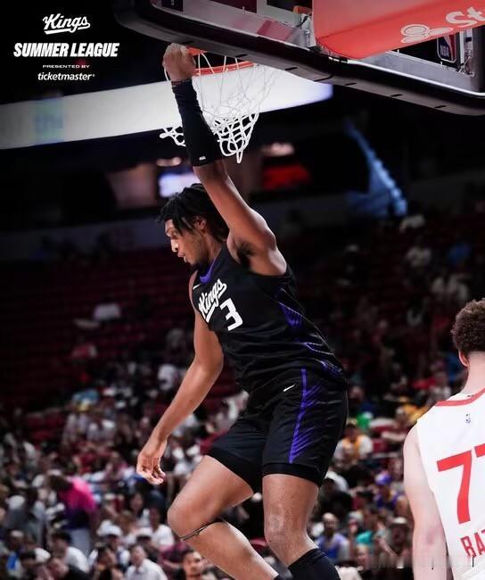 国王队在半决赛中击败猛龙队，晋级NBA夏季联赛决赛。艾萨克-琼斯狂砍36分，带领