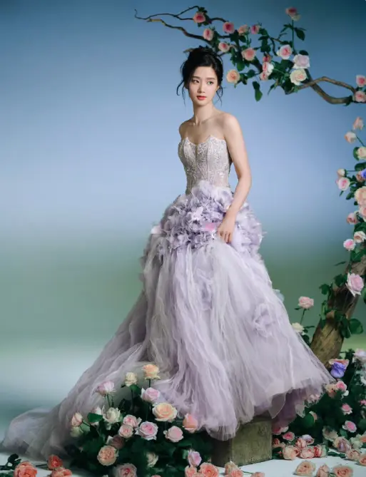 卢昱晓礼服下面是拖鞋。在2025年芭莎之夜活动中，卢昱晓身着 雾紫色纱...