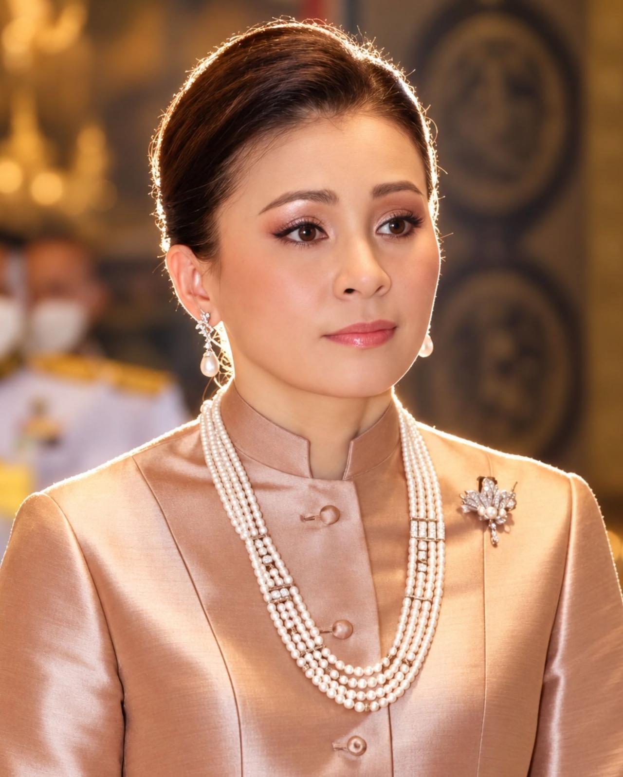 苏提达王后是中泰混血，五官360度无死角
苏提达王后的妈妈张恒女士是广东潮汕人，