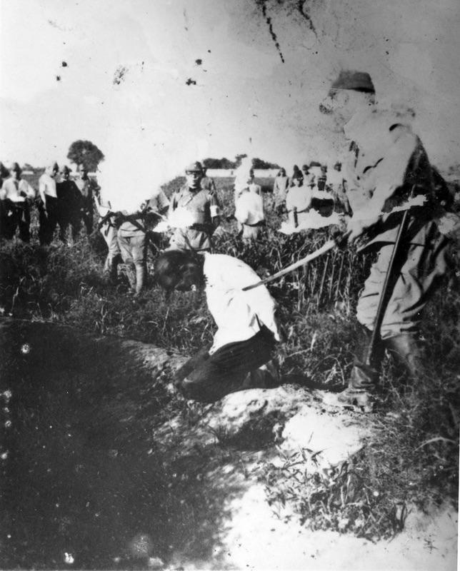 1942 年，一名日本士兵斩首了一名菲律宾平民。这些照片在战后马尼拉战争罪行审判