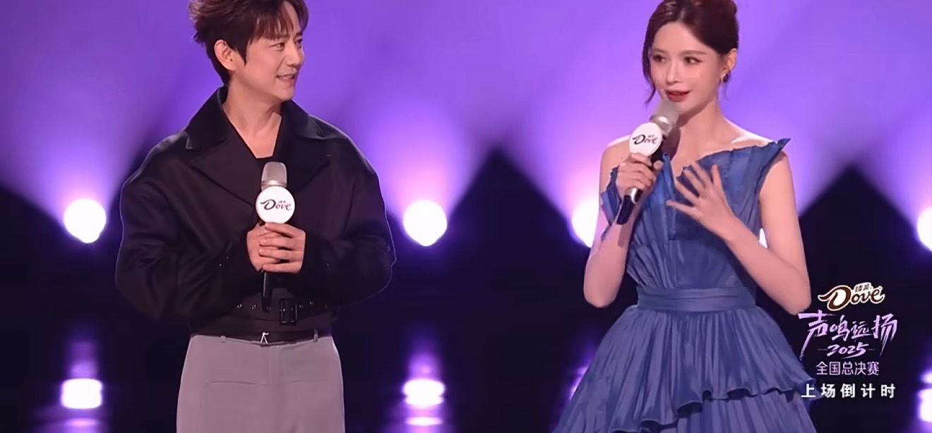 何老师自我调侃道：“一个严肃的音综被你们当小品在看”。多少有点好笑了！