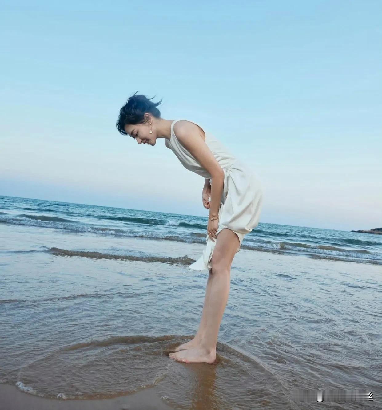 万茜以独特的魅力，将海浪与沙滩的美妙完美演绎出来，呈现出令人心动的美感。那日她所
