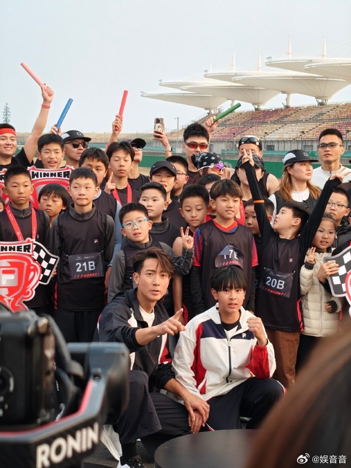 没人说过吴尊46岁还能这么帅啊被吴尊赛场造型帅晕✨！46 岁依旧保持绝佳状态，上