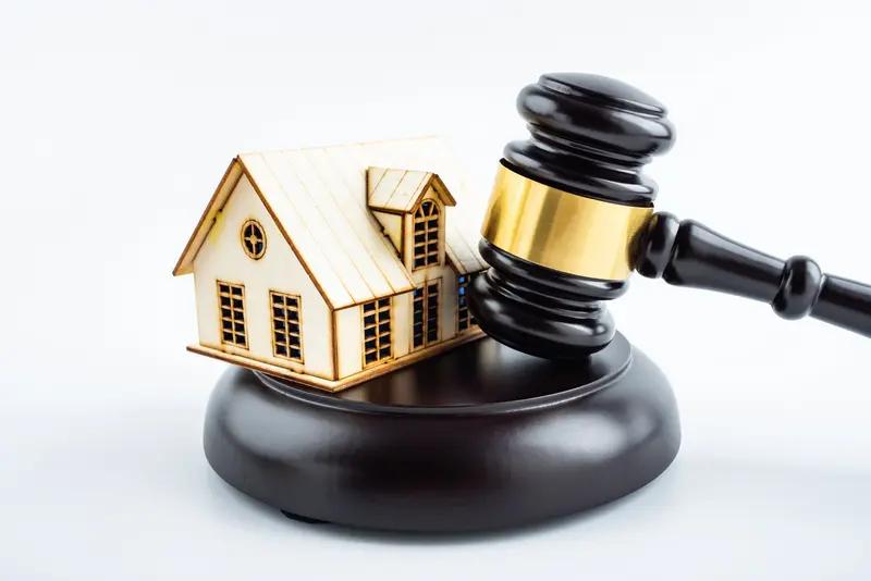 没有上海户口、非共同居住人的亲戚不可能享受政府拆迁安置补偿，这是毋庸置疑的！居然