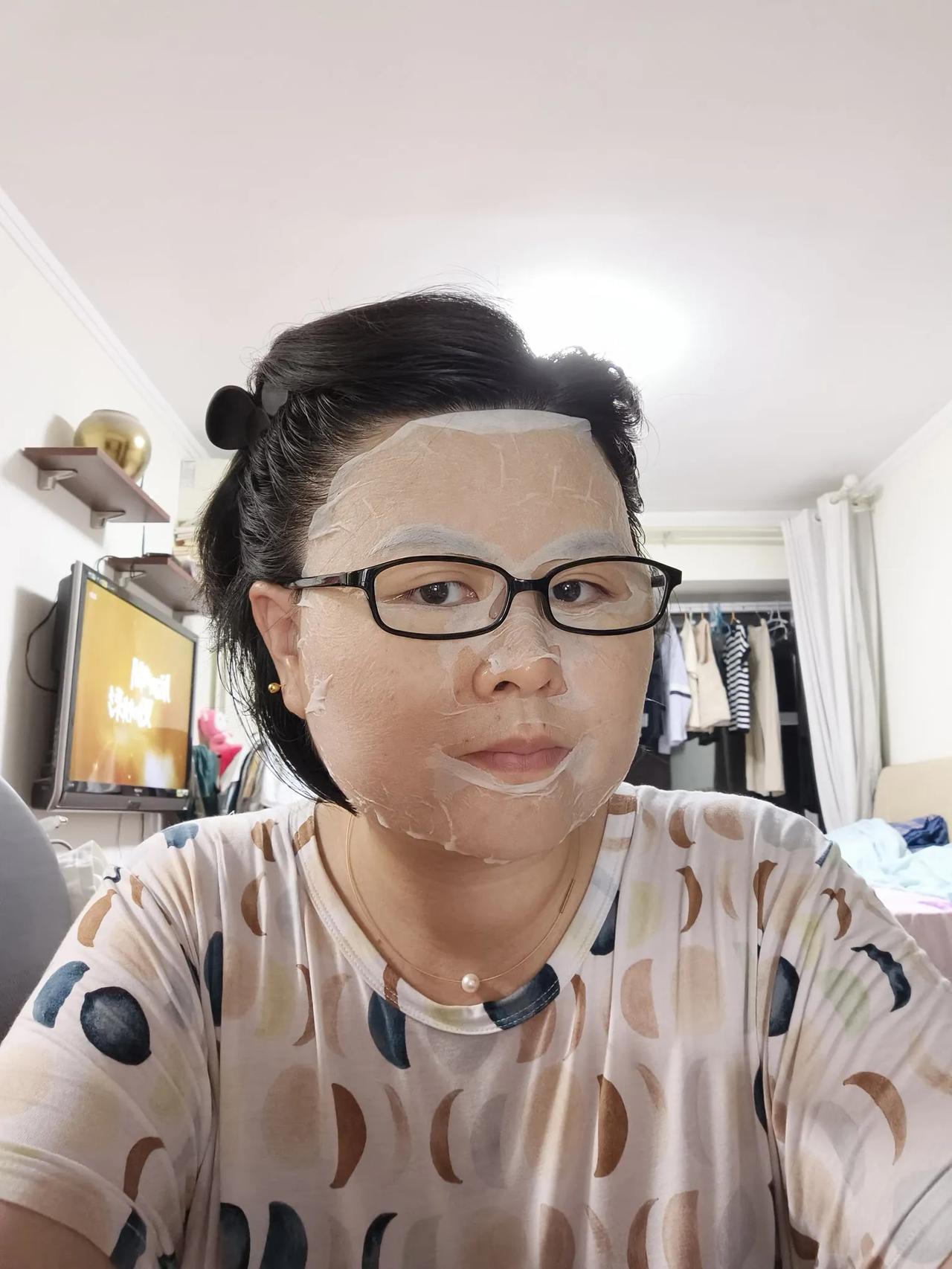 十点半了我可以做面膜，孩子爸可以看电视，可俺家孩子还在写作业，心疼啊[流泪]现在