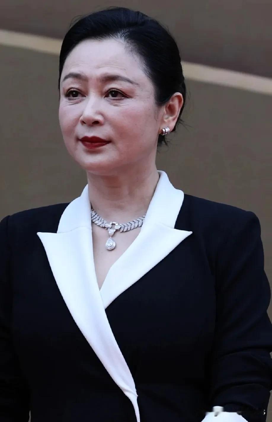 以前大家都晓得陈红是个大美人，如今没有滤镜和美颜，看上去确实能看出年龄感了，也略