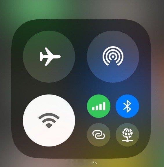 iOS18控制中心这个 WiFi 、流量和蓝牙的开关操作逻辑简直反人类，非要把之