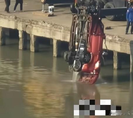 12月28日，江苏南通唐闸运河，一红色轿车冲入河中，车内一名38岁女司机不幸身亡