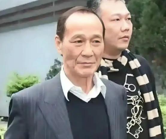 1998年，臧天朔在北京天上人间宴请陈惠敏。臧天朔直接点了10瓶皇家礼炮，可陈惠