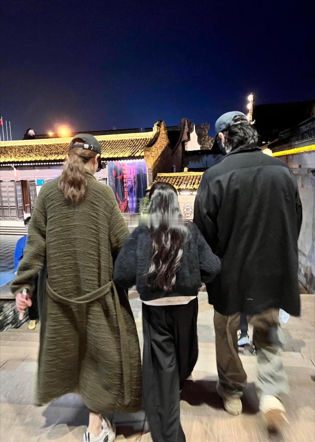 网友偶遇戚薇一家三口，李承铉对女儿温柔讲话，Lucky背影和妈妈一模一样！ ​​
