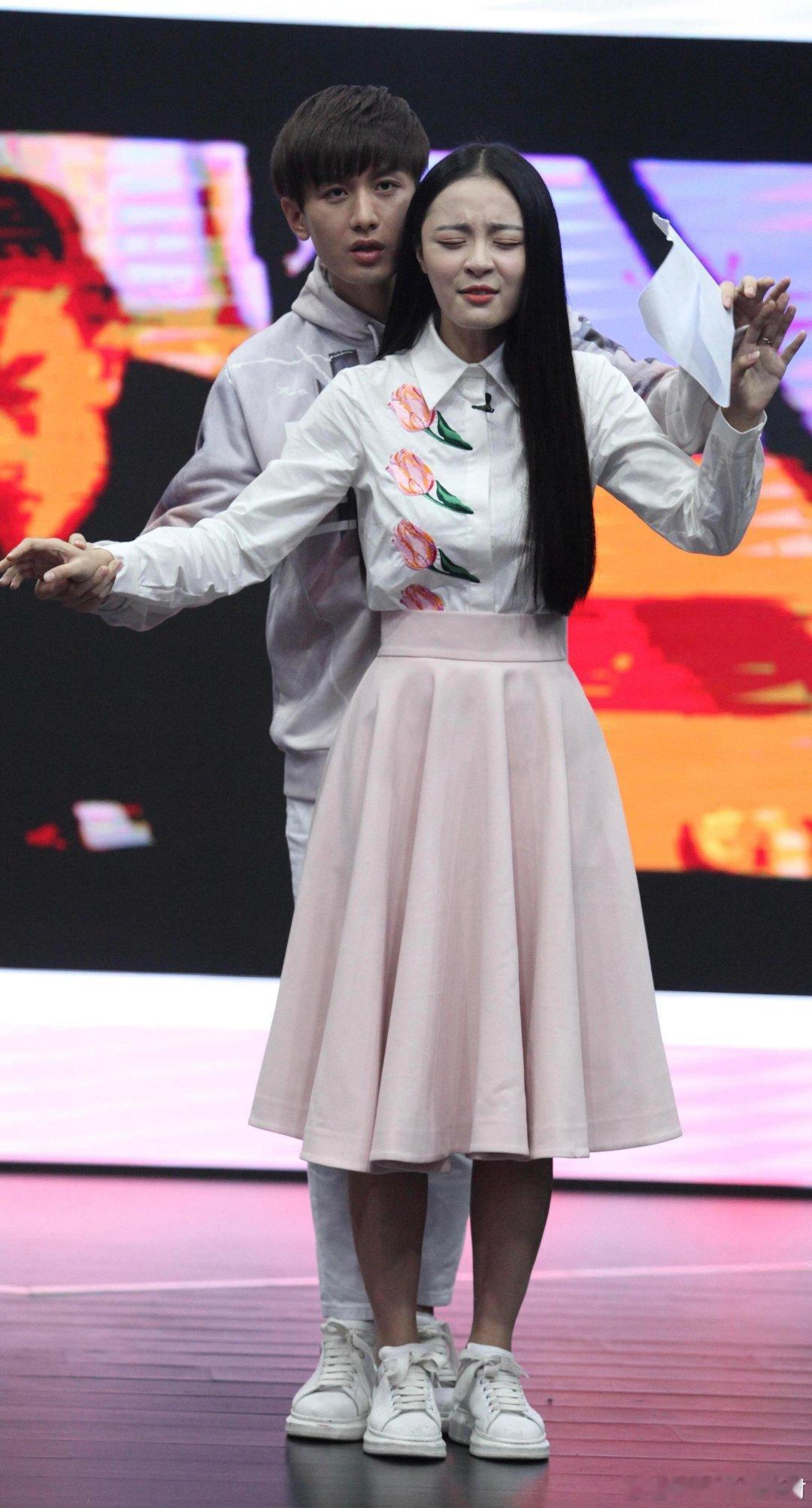 Cy李莎旻子一年级舞台剧排练，男的眼神和肢体语言都让人不舒服。女方公开身高168