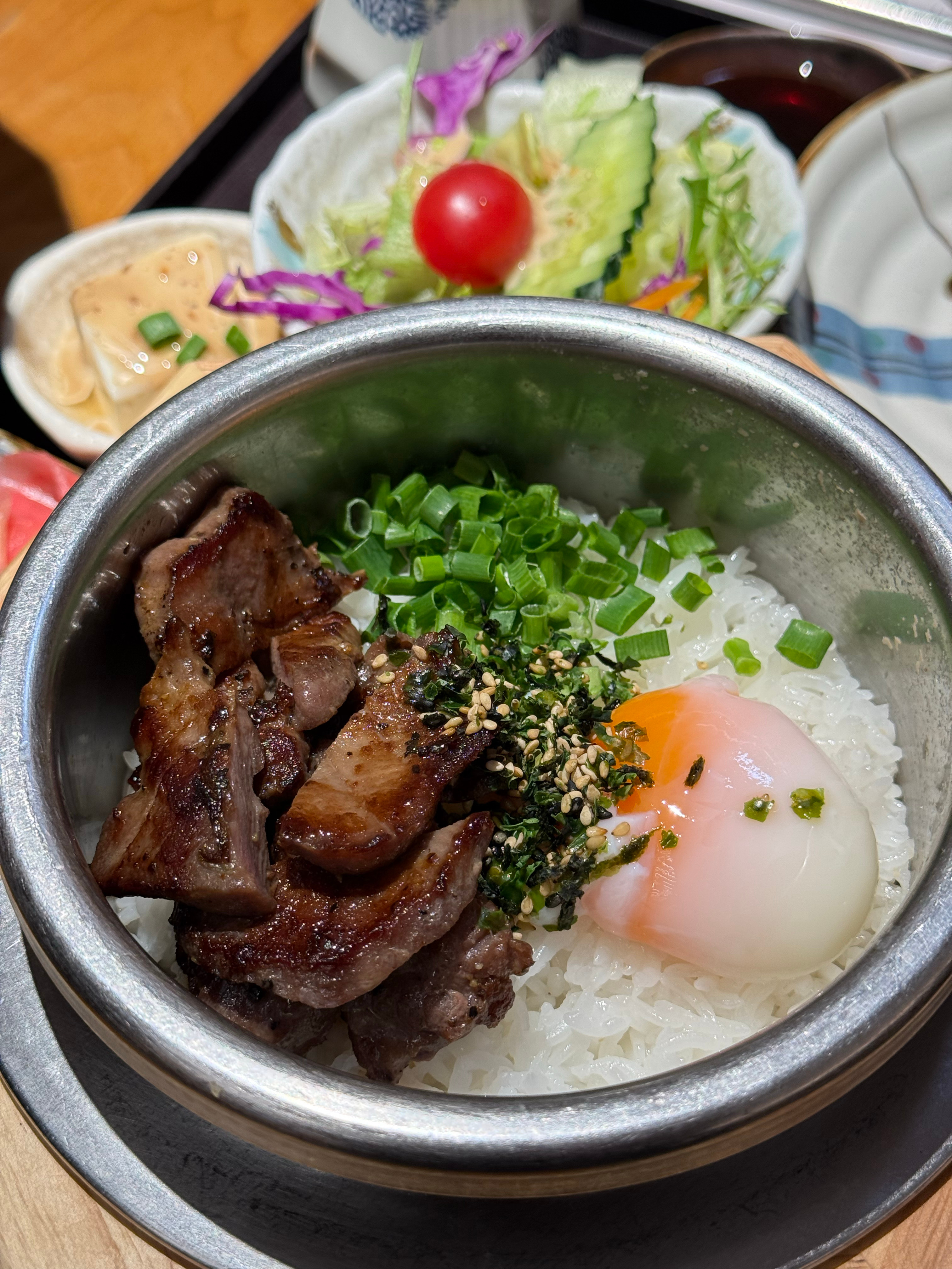 你们晚上吃什么？这厚切牛舌饭还挺好吃的😋 