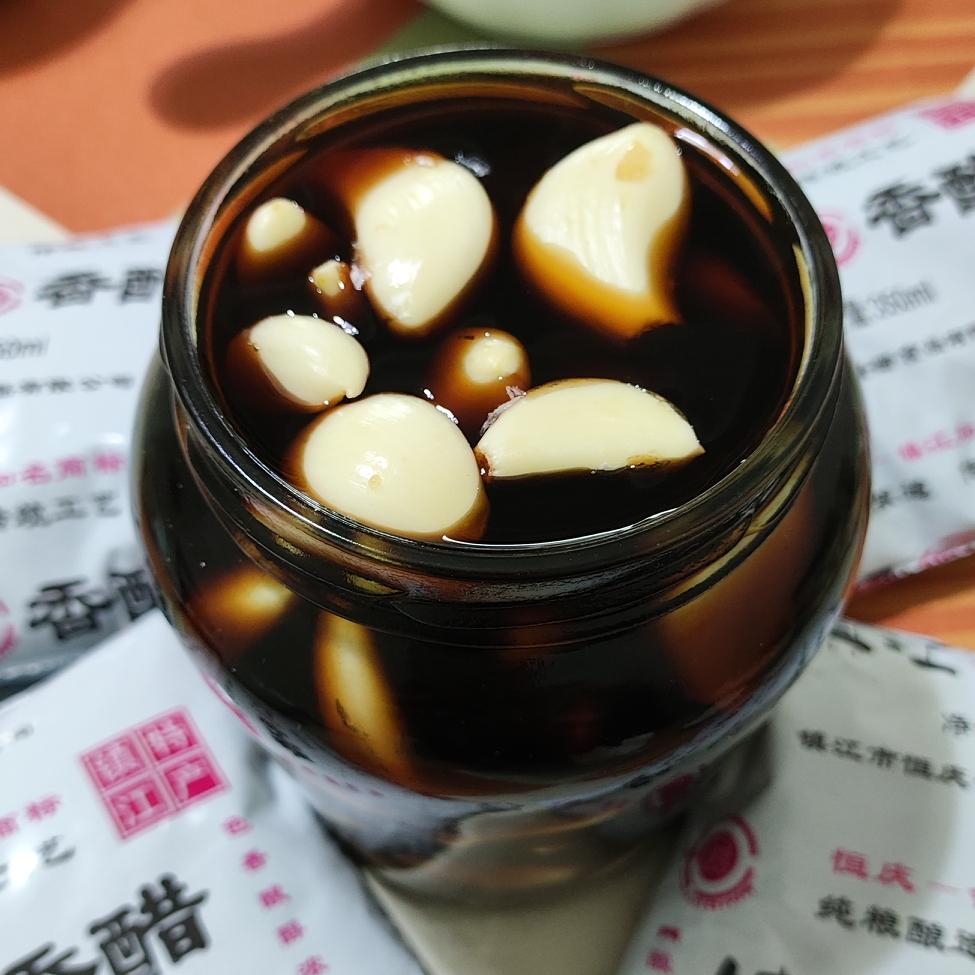 完了，倒上醋，才发现今天不是腊八，今天可以泡腊八蒜吗？

为了泡腊八蒜，去买了一