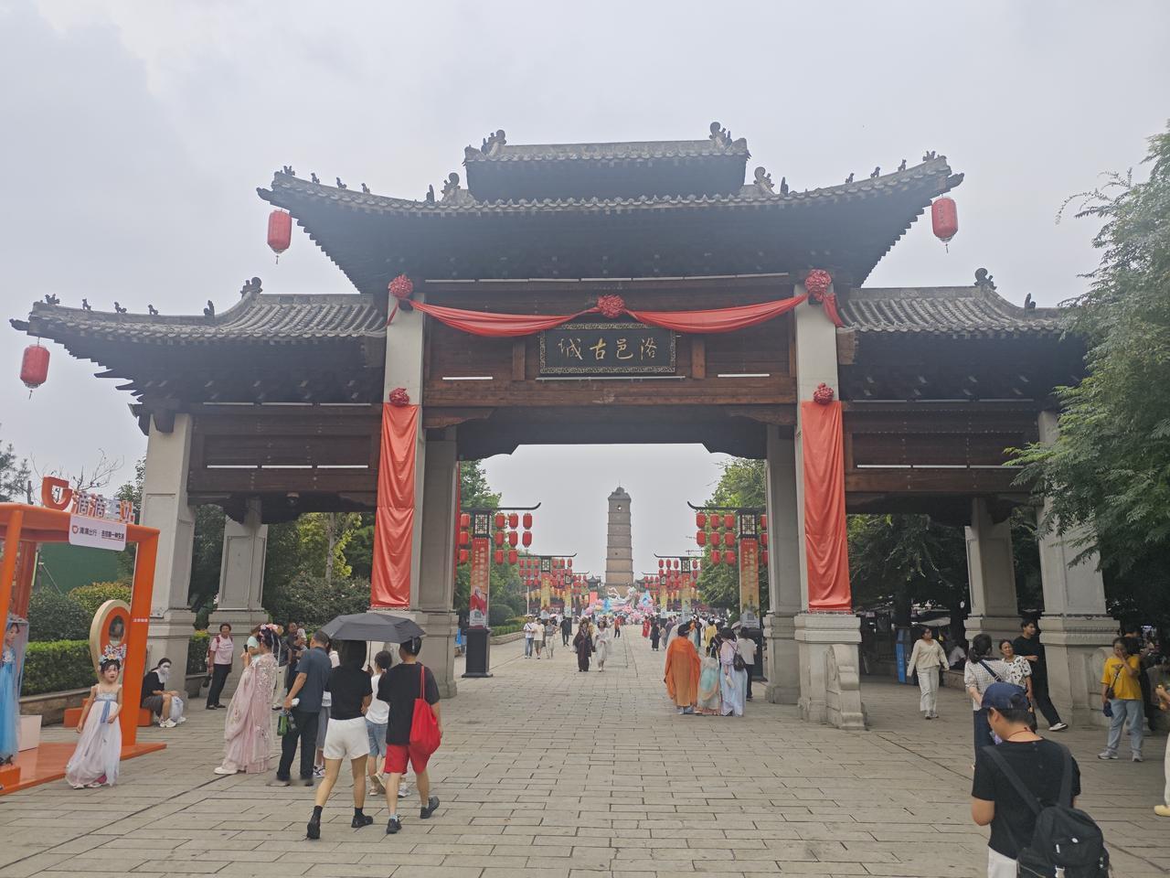 新兴产业的大产业

这次来洛阳，住宿在洛邑古城附近，简单休息后，便徒步进入洛邑古