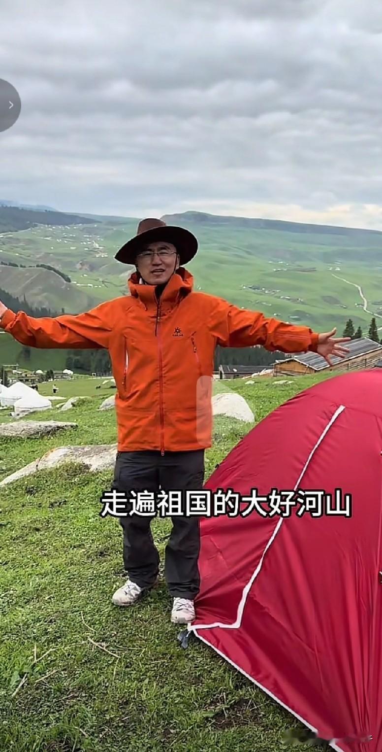 穆萨一边想逃离有妈妈的地方， 一边又想妈妈的味道！真是个真性情的人！
其实我们每