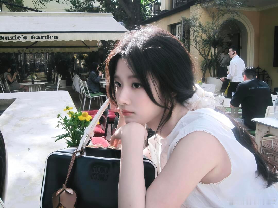 卢昱晓[超话]  卢昱晓ipad壁纸卢昱晓｜ ​​​