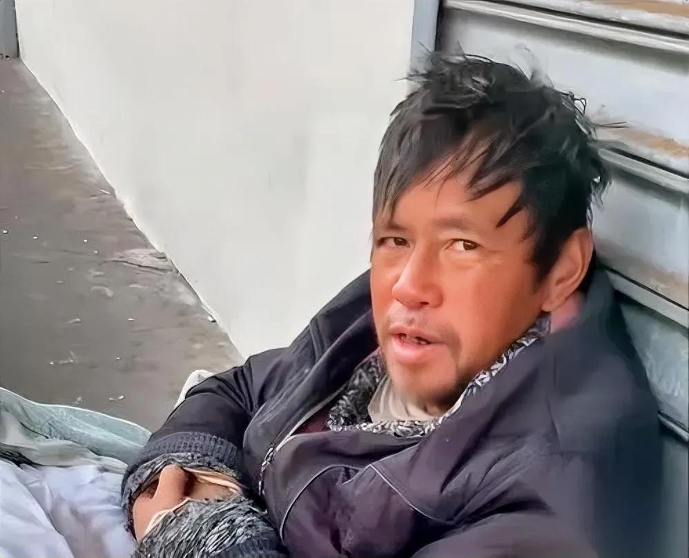 纽约街头流浪18年！

他咋活过美国流浪汉？

三个真相颠覆认知……

复旦博士