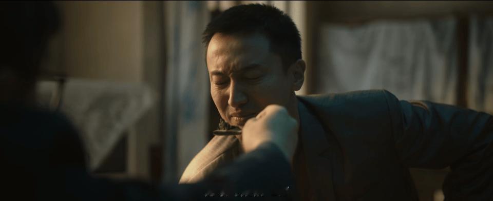 王传君上一秒治病下一秒犯病低智商犯罪摒弃千篇一律的狠戾反派，周荣喜怒无常行为随性