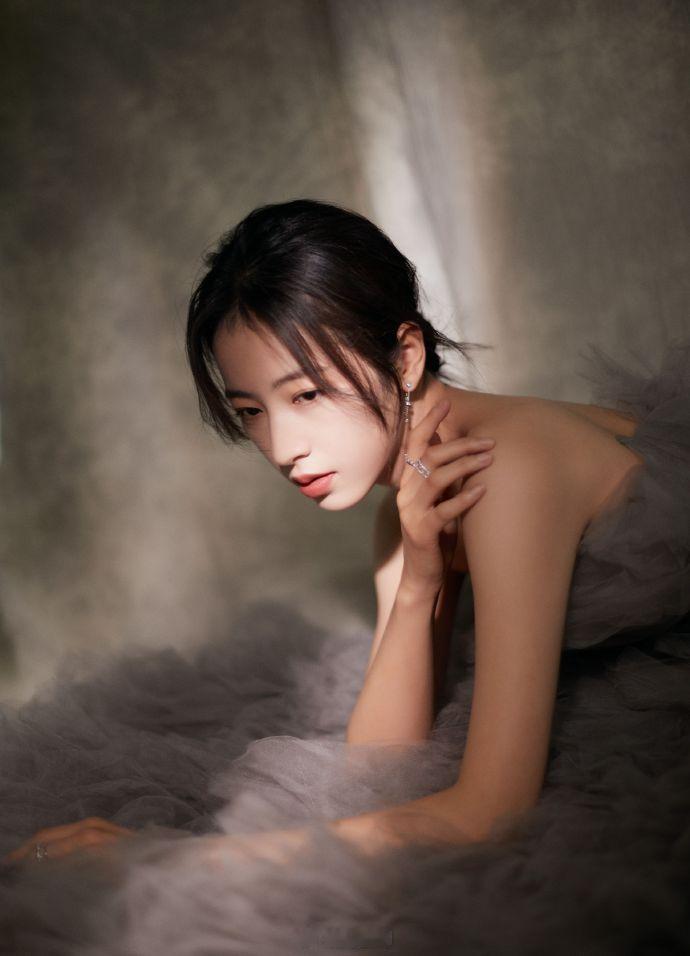 周雨彤  灰色长裙，灵动质感 