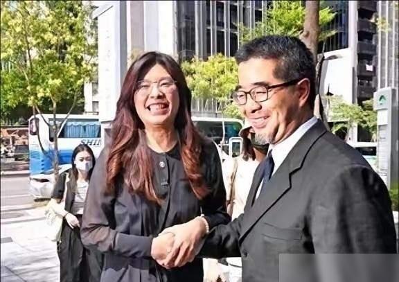郑丽文估计挺后悔的，后悔什么？她后悔的不是加入国民党，也不是赢下党主席那一刻，而