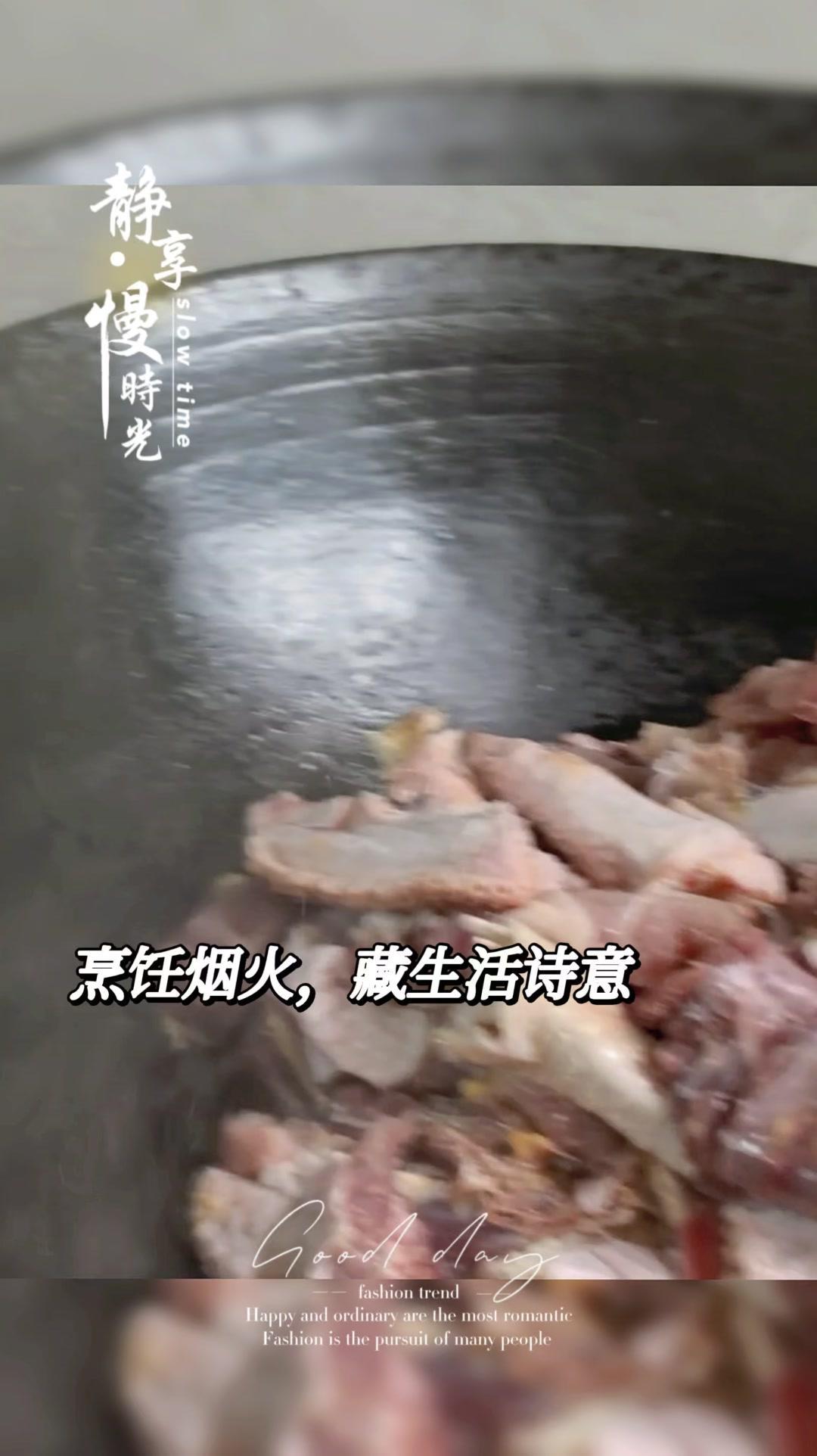 搞一只鸡，取鸡腿部分，处理干净。
1️⃣热锅下油，油热后把鸡腿肉放进去，沿着锅边
