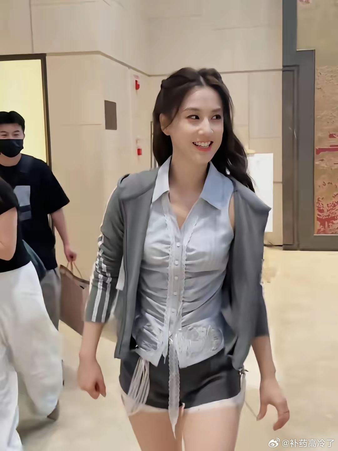 离婚后的黄圣依，整个就是一个女大学生的感觉。重回巅峰了呀！ 