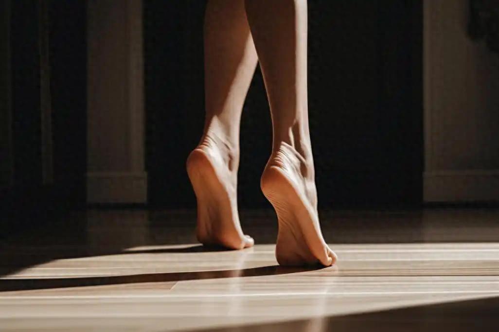 67岁阿姨每日踮脚健身半年后脑梗离世，医生：踩中3个健身大忌

踮脚这个看起来最