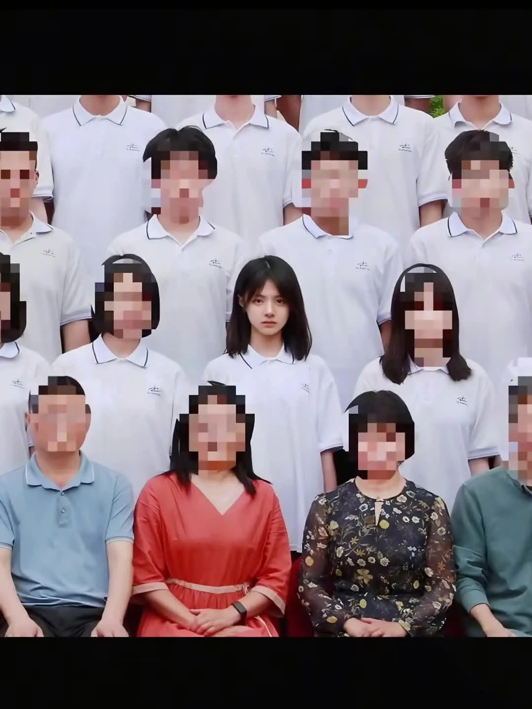毕业照的由来就是所有女生都想和我合照 学校没办法于是发明了毕业照  博主
