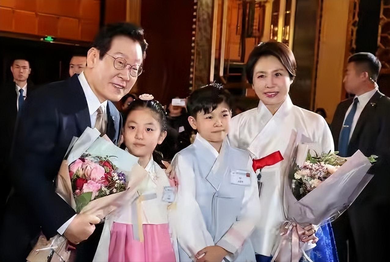 李在明夫妇这趟来中国，大家对他们印象不错，主要有两个挺明显的原因：

一是李在明