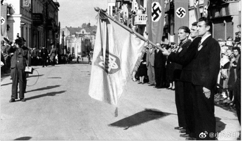 据X博主发布的老照片：1943年，德罗霍贝奇（今乌克兰利沃夫州下辖城市），党卫军