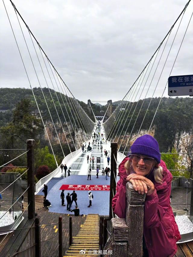 【#英国奶奶游中国网友抢着接力当导游#】#女孩回应给来中国的英国奶奶当导游#一位