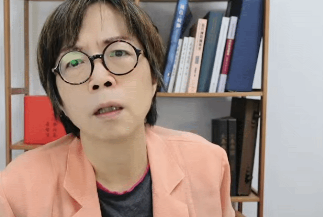 黄智贤怎么变成这样了？今天（8月5号）直播中怒批蓝营媒体和台中市政府卫生局，并气