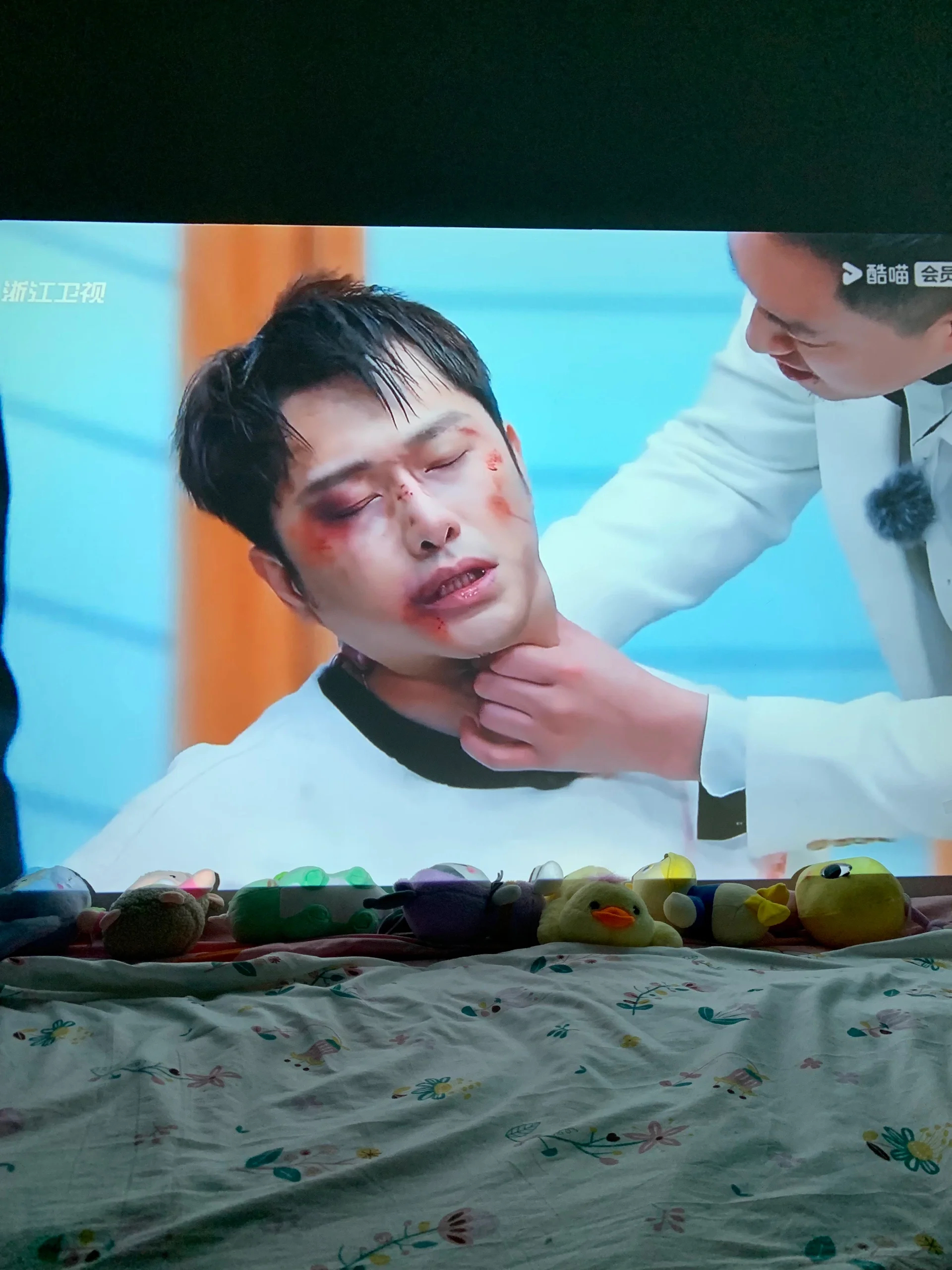 #朱梓骁被捏脖子向佐转过头#朱梓骁被捏脖子向佐转过头，看到朱梓骁被捏脖子，向佐转